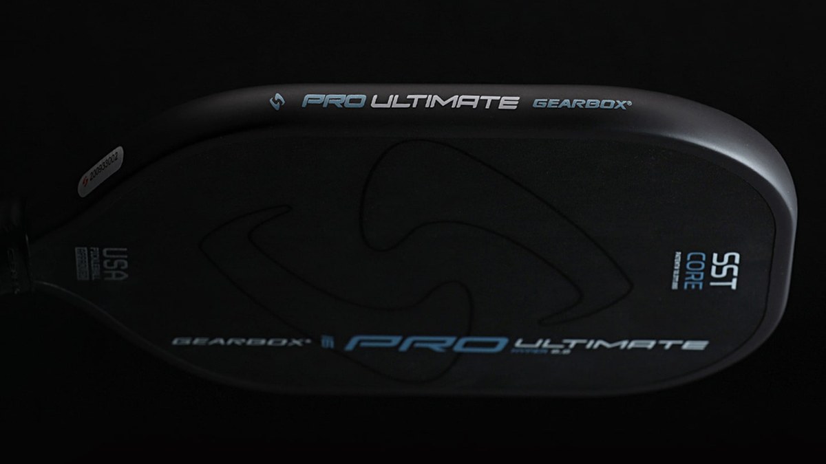 Vợt Gearbox Pro Ultimate nằm ngang trên nền đen, nhìn rõ chữ Pro Ultimate và logo SST Core