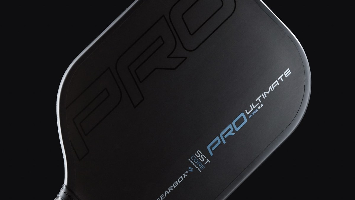 Vợt Gearbox Pro Ultimate nhìn nghiêng trên nền đen, chữ Pro Ultimate in dọc thân vợt