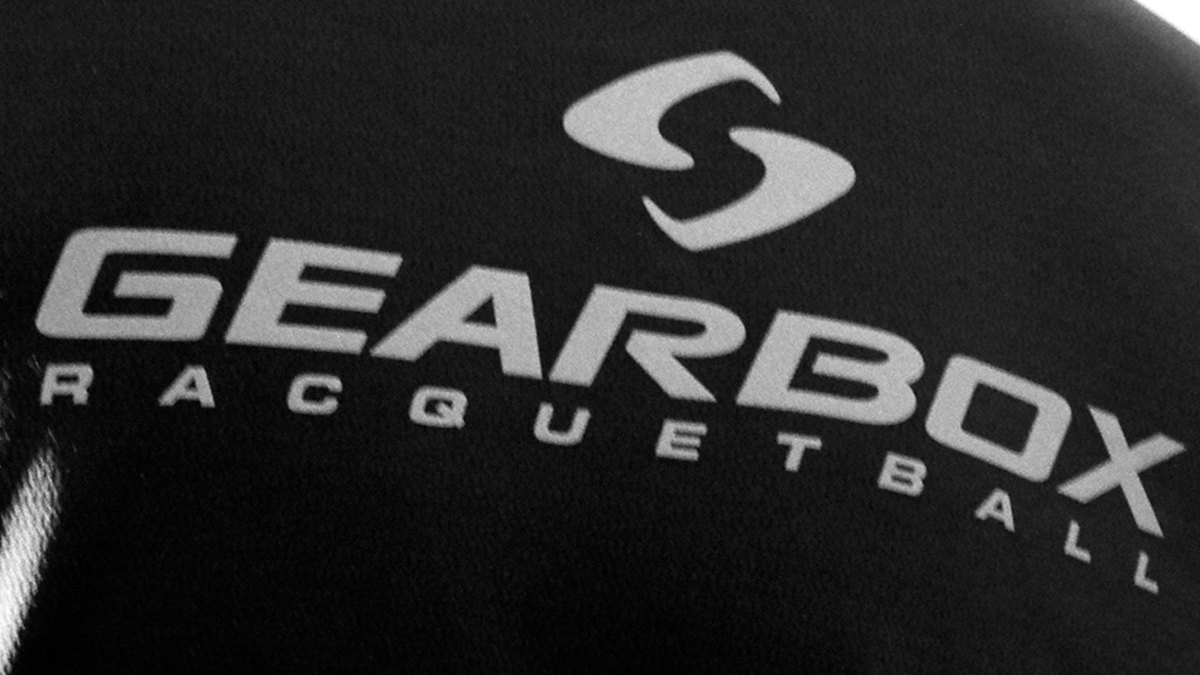 Lưng áo in chữ Gearbox Racquetball, dấu vết khởi nguồn racquetball của hãng