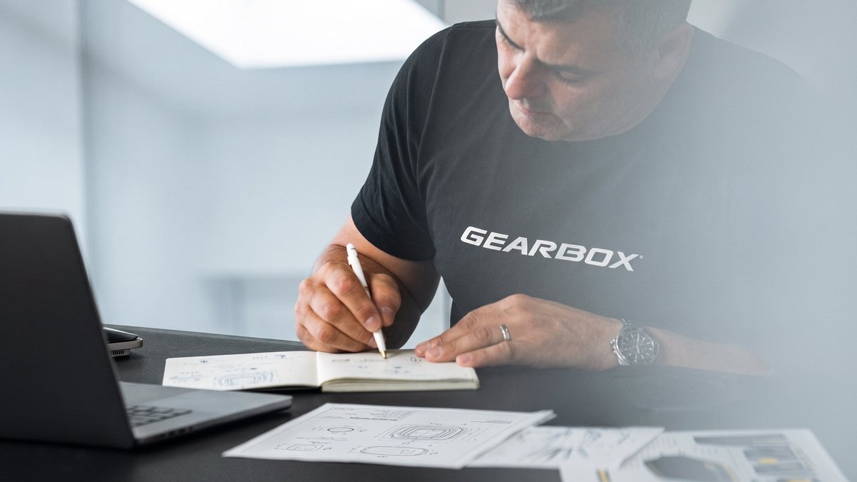 Rafael Filippini, người sáng lập Gearbox, ngồi phác thảo bên máy tính xách tay