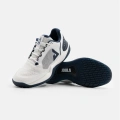 Đôi giày JOOLA R4LLy nam White/Midnight Navy, một chiếc lật ngửa lộ đế ngoài xanh than có chữ JOOLA