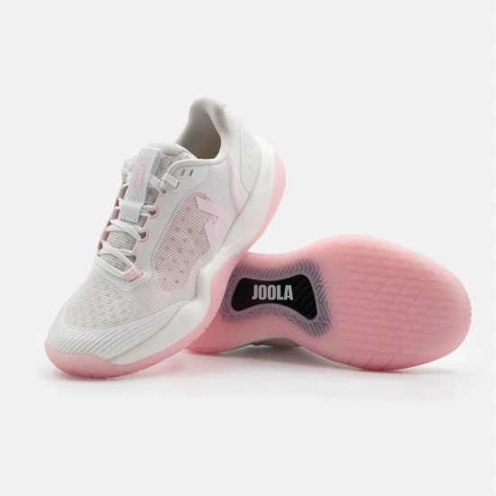 Đôi giày JOOLA R4LLy nữ White/Light Pink, một chiếc lật ngửa lộ đế ngoài hồng có chữ JOOLA