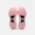 Hai đế ngoài giày R4LLy nữ màu hồng đặt cạnh nhau, logo JOOLA nằm giữa lòng đế