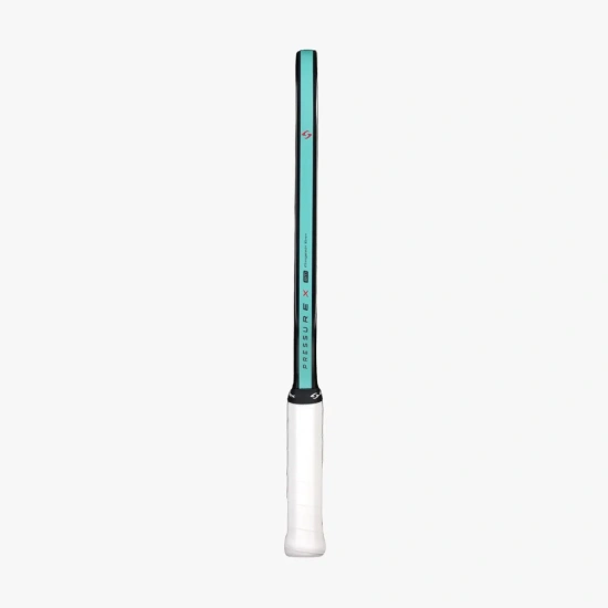 Cạnh vợt 8M nhìn thẳng: thân dày 16 mm, cán quấn Smooth Wrap trắng